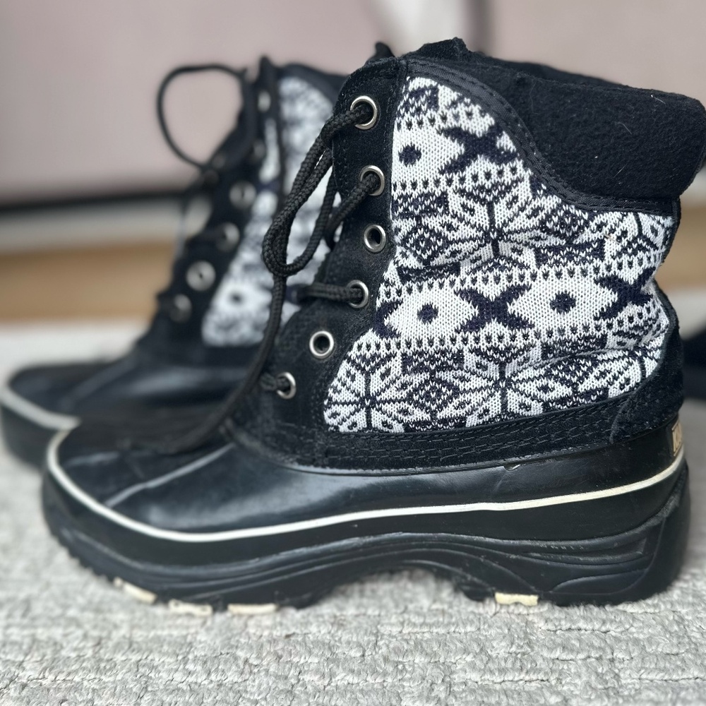 Khombu Newbury Leather Women's Winter Boot - White Snowflake - Sz 7M